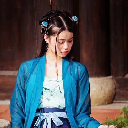 藍衣帶團扇女生頭像，唯美古風女子真人頭像