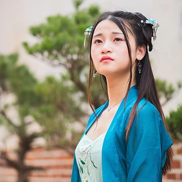 藍衣帶團扇女生頭像，唯美古風女子真人頭像
