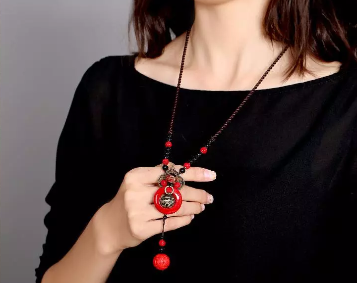 赤子心家佳樂文學(xué)項(xiàng)鏈復(fù)古紅色吊墜毛衣鏈