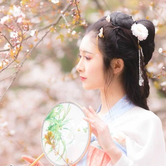 粉色小清新帶團(tuán)扇頭像，唯美古風(fēng)女子真人頭像