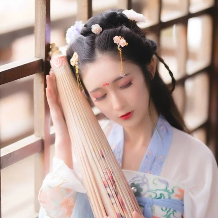 粉色小清新帶團(tuán)扇頭像，唯美古風(fēng)女子真人頭像