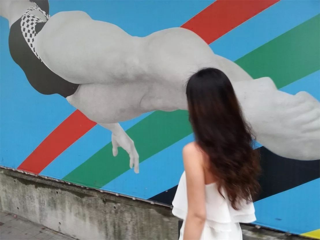 青島·Villaart維林藝墅，因?yàn)榉孔訍凵弦蛔? src="/wenxue/d/file/bigpic/190404/04/13-1G01PU151-50.jpg" style="height: 1066px; width: 800px;" / data-AIgv="4Y7hns"></p>
<p data-J0Ln="GZ3gQ9">
	　　「小時(shí)候，媽媽對(duì)我講，大海，就是我故鄉(xiāng)&hellip;&hellip;」</p>
<p data-EGpL="anXkuS">
	　　我是鞠慧，從小在海邊的我就是聽著這首歌長(zhǎng)大的?，F(xiàn)在，我的小孩也在咿咿呀呀的學(xué)唱著同一首歌。</p>
<p data-DoSb="ATu6bw">
	　　大海給了我熱愛藝術(shù)的靈魂，家里父輩都是出色的藝術(shù)家，從小耳濡目染。在</p>
<p data-YOiO="UOrJP3">
	　　學(xué)習(xí)設(shè)計(jì)藝術(shù)幾年中，我刷遍中國(guó)的美術(shù)館、藝術(shù)區(qū)。<br / data-XOVf="3D1ZJ4">
	<img alt=