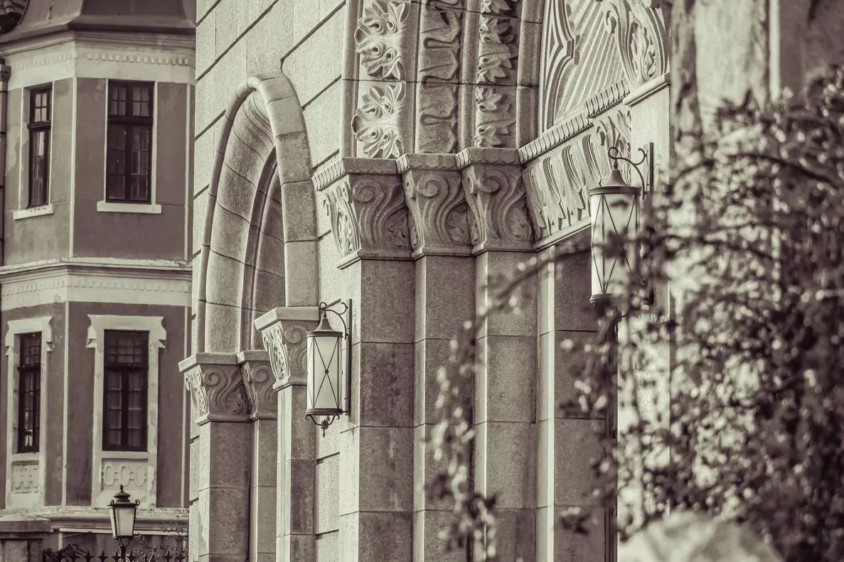 青島·Villaart維林藝墅，因?yàn)榉孔訍凵弦蛔? src="/wenxue/d/file/bigpic/190404/04/13-1G01PU150-51.jpg" style="height: 530px; width: 800px;" / data-ymAG="gmF53X"></p>
<p data-qg7G="a9wYG8">
	　　除了那些傳統(tǒng)景點(diǎn)，我強(qiáng)烈建議你暴走一下青島的大街小巷，尤其是市南區(qū)中部，青島就是一個(gè)大花園，處處皆風(fēng)景。</p>
<p data-rlgb="JuTE9u">
	　　現(xiàn)在的八大關(guān)，正是最美的時(shí)候。<strong data-Dyvr="4Oswgw">春天看花，秋天看葉，像海瀾之家一樣，一年逛兩次~</strong><br / data-H7kY="rqGzeB">
	<img alt=