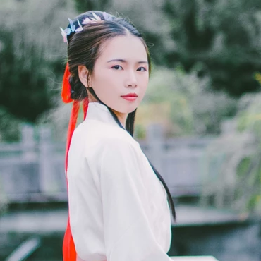 白衣帶折扇女生頭像，唯美古風真人頭像