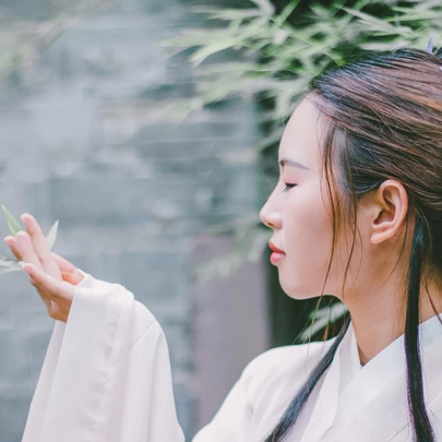 白衣帶折扇女生頭像，唯美古風真人頭像