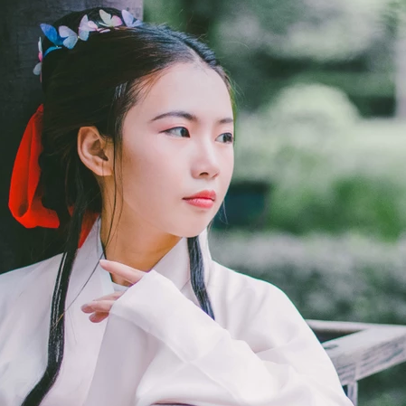 白衣帶折扇女生頭像，唯美古風真人頭像