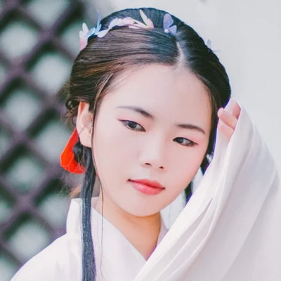 白衣帶折扇女生頭像，唯美古風真人頭像