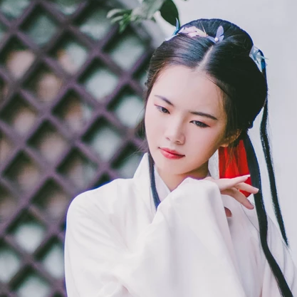 白衣帶折扇女生頭像，唯美古風真人頭像