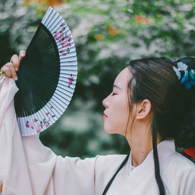 白衣帶折扇女生頭像，唯美古風真人頭像