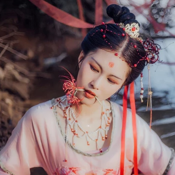 嬌艷彼岸花女子頭像，唯美古風(fēng)真人頭像