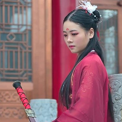 霸氣紅衣女子帶劍頭像，唯美古風女子真人頭像