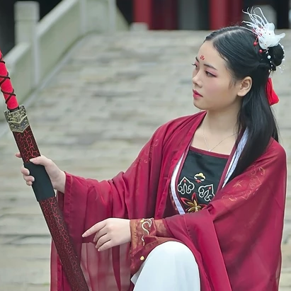 霸氣紅衣女子帶劍頭像，唯美古風女子真人頭像