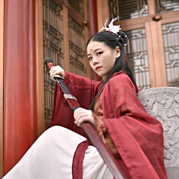 霸氣紅衣女子帶劍頭像，唯美古風女子真人頭像
