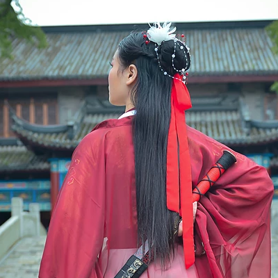 霸氣紅衣女子帶劍頭像，唯美古風女子真人頭像