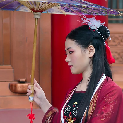 霸氣紅衣女子帶劍頭像，唯美古風女子真人頭像