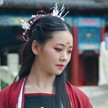 霸氣紅衣女子帶劍頭像，唯美古風女子真人頭像