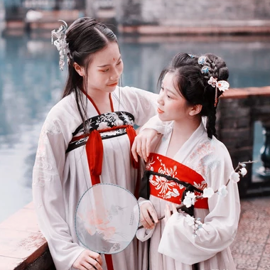 梅花樹下閨蜜頭像，唯美古風(fēng)女子真人頭像