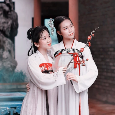 梅花樹下閨蜜頭像，唯美古風(fēng)女子真人頭像