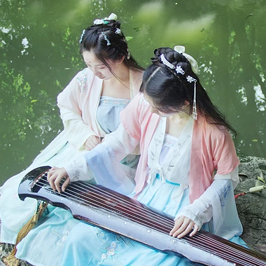 綠陰樹(shù)下閨蜜頭像，唯美古風(fēng)女子頭像