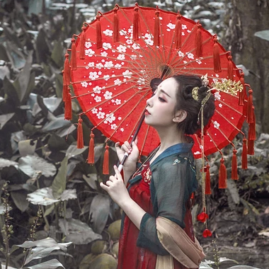 嬌艷紅裙帶紅傘頭像，唯美古風(fēng)女子頭像