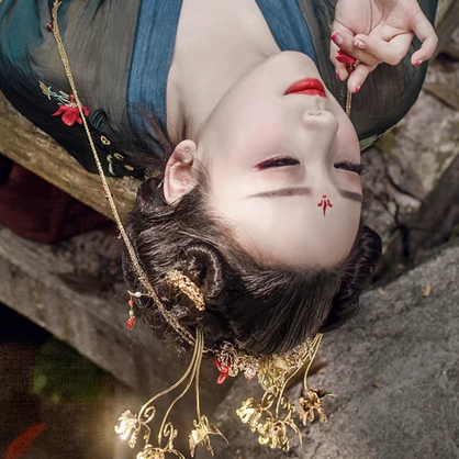 嬌艷紅裙帶紅傘頭像，唯美古風(fēng)女子頭像