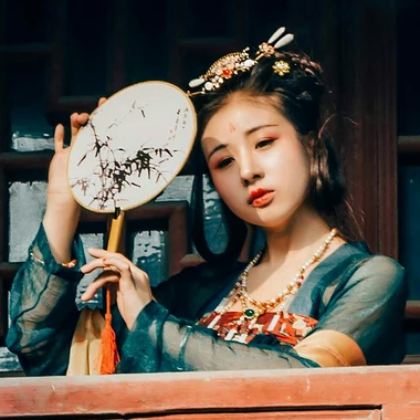 青玉暗紅裙帶團(tuán)扇頭像，唯美古風(fēng)女子頭像