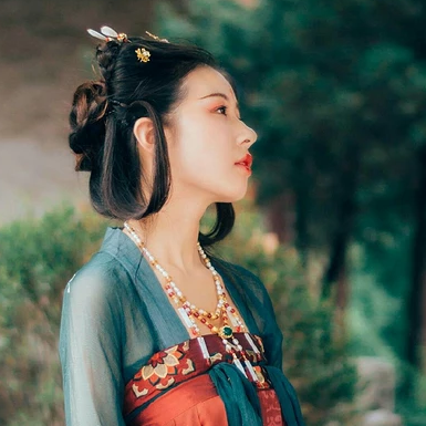 青玉暗紅裙帶團(tuán)扇頭像，唯美古風(fēng)女子頭像