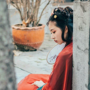 青玉暗紅裙帶團(tuán)扇頭像，唯美古風(fēng)女子頭像