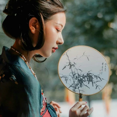 青玉暗紅裙帶團(tuán)扇頭像，唯美古風(fēng)女子頭像