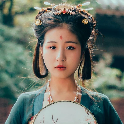 青玉暗紅裙帶團(tuán)扇頭像，唯美古風(fēng)女子頭像