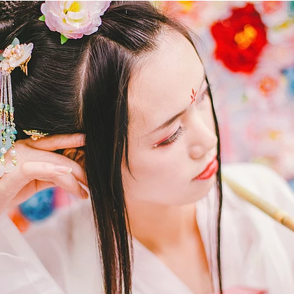 嬌艷花朵粉裙頭像，唯美古風(fēng)女子頭像