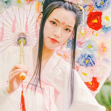 嬌艷花朵粉裙頭像，唯美古風(fēng)女子頭像