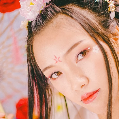 嬌艷花朵粉裙頭像，唯美古風(fēng)女子頭像