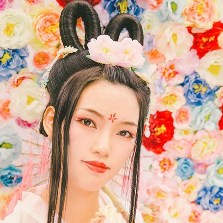 嬌艷花朵粉裙頭像，唯美古風(fēng)女子頭像