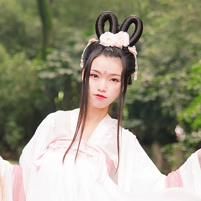 嬌艷花朵粉裙頭像，唯美古風(fēng)女子頭像