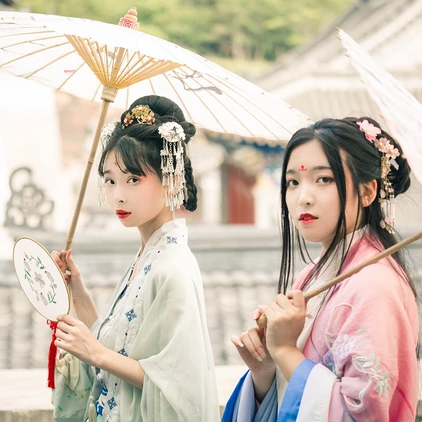 陽光下漢服帶傘頭像，唯美古風閨蜜頭像