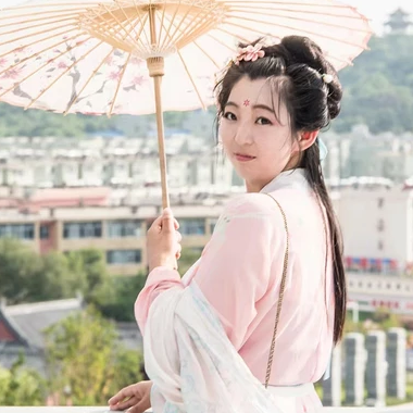 陽光下漢服帶傘頭像，唯美古風閨蜜頭像