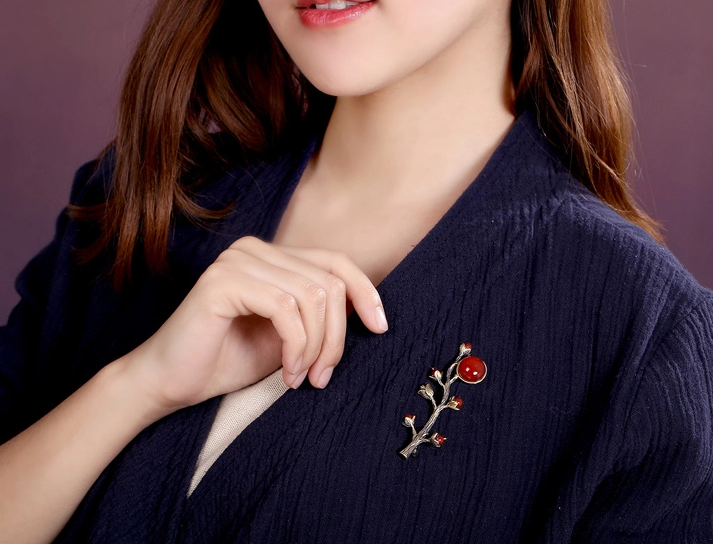 一曲紅塵胸針，優(yōu)雅復(fù)古瑪瑙飾品