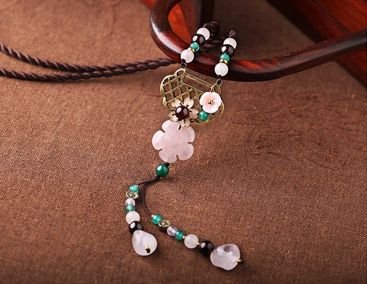 家佳樂(lè)文學(xué)粉水晶吊墜毛衣鏈，長(zhǎng)命鎖項(xiàng)鏈?zhǔn)罪? src="/wenxue/d/file/bigpic/190404/04/13-1G023114157.png" style="height: 668px; width: 750px;" / data-zDmS="aZ3mBf"><br / data-xVJs="9c29mJ">
	<img alt=