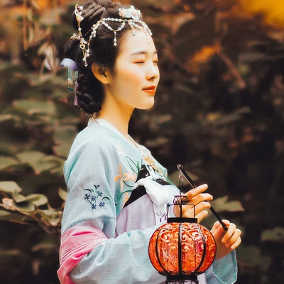 秋意唯美帶傘頭像，唯美古風(fēng)真人女子頭像