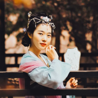 秋意唯美帶傘頭像，唯美古風(fēng)真人女子頭像