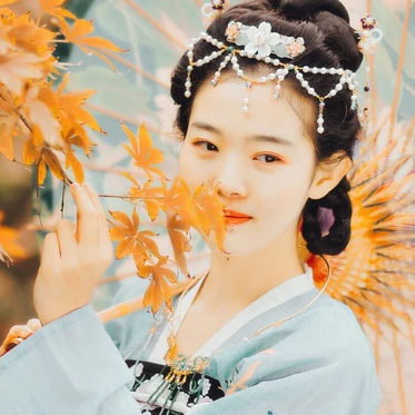 秋意唯美帶傘頭像，唯美古風(fēng)真人女子頭像