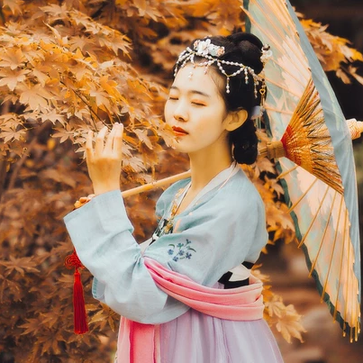 秋意唯美帶傘頭像，唯美古風(fēng)真人女子頭像