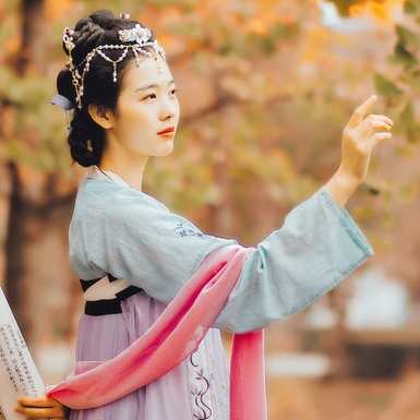 秋意唯美帶傘頭像，唯美古風(fēng)真人女子頭像