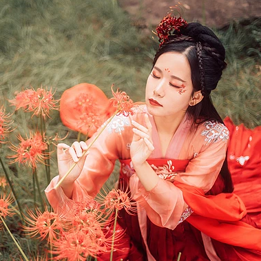 妖艷彼岸花紅衣女子頭像，唯美古風(fēng)真人頭像