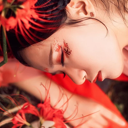 妖艷彼岸花紅衣女子頭像，唯美古風(fēng)真人頭像