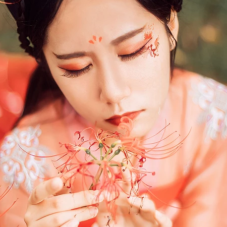 妖艷彼岸花紅衣女子頭像，唯美古風(fēng)真人頭像