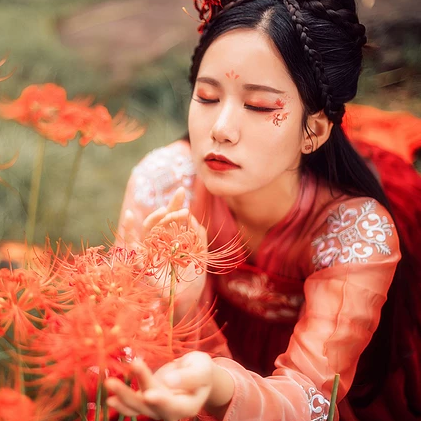 妖艷彼岸花紅衣女子頭像，唯美古風(fēng)真人頭像