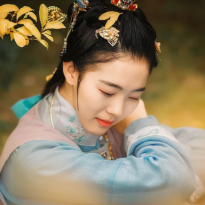 秋風(fēng)帶團扇少女頭像，唯美古風(fēng)真人頭像