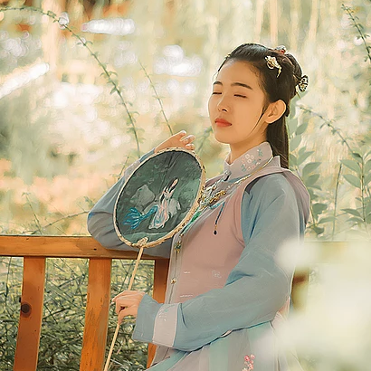 秋風(fēng)帶團扇少女頭像，唯美古風(fēng)真人頭像